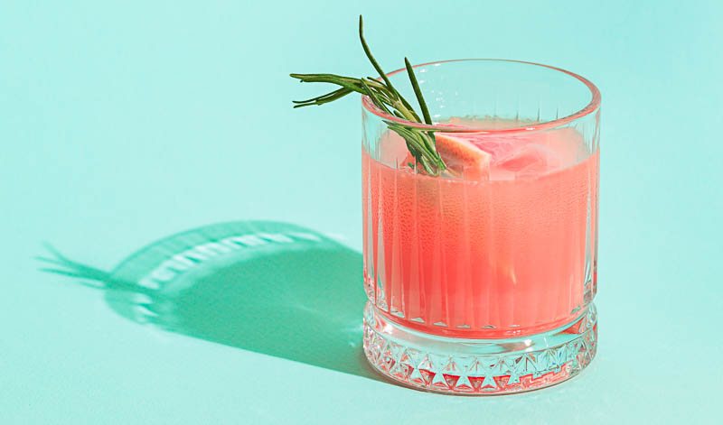 Sieht sowohl im Tumbler, als auch im Martiniglas hervorragend aus: Der Pink Panther, ein alkoholfreier Cocktail mit frischer Note.