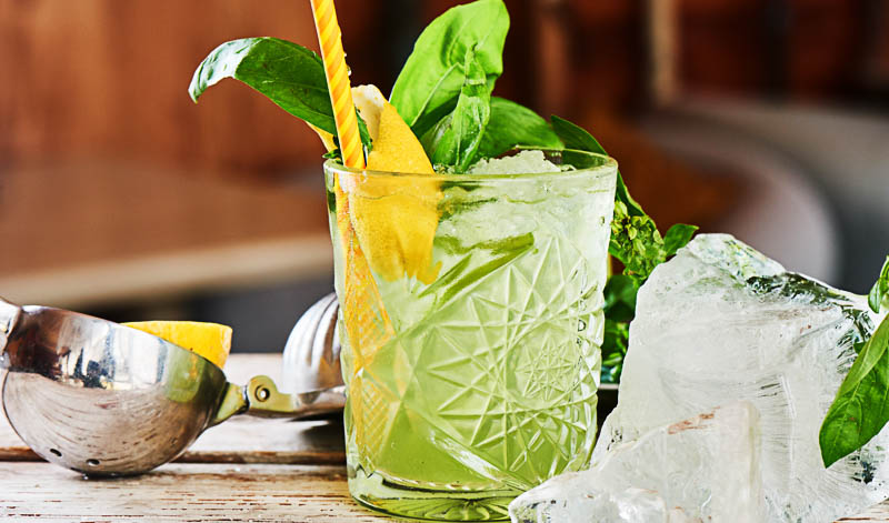 Der Virgin Basil Smash mit alkoholfreiem Gin ist ein erfrischender Sommer-Cocktail ohne Alkohol