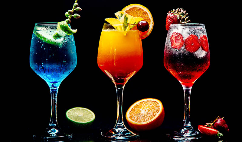 Ein Cocktail in jeder Farbe des Regenbogens? Rezepte hierfür findest du unter dem Link weiter unten