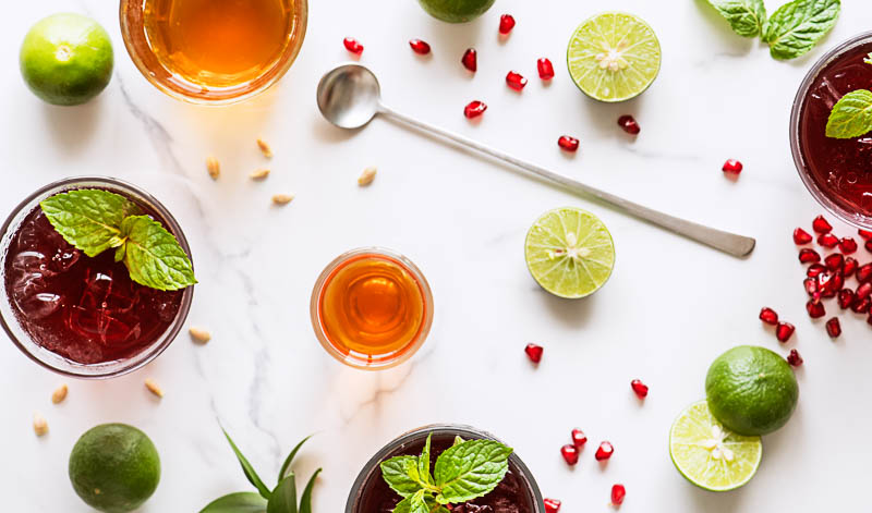 Sirup kannst du ganz einfach selbst machen. Es gibt aber auch bereits leckere Varianten zu kaufen.