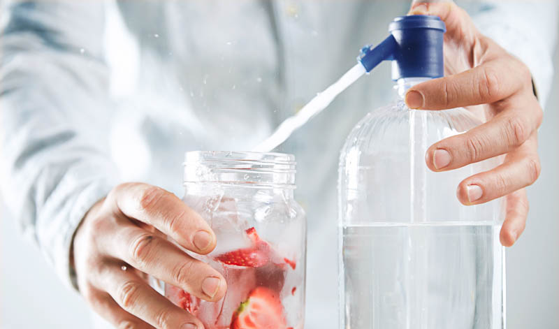 Steht Soda in deinem Cocktail-Rezept, solltest du nicht einfach auf gewöhnliches Mineralwasser zurückgreifen