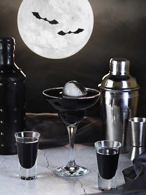 Black Widow Cocktail mit Vodka und Aktivkohle