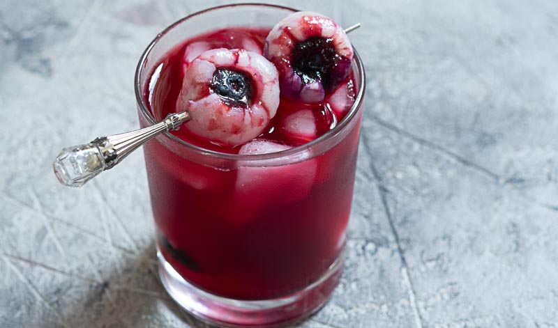 Täuschend echt: Litschi + Blaubeere = gruselige Deko-Augen für deinen Halloween Cocktail!