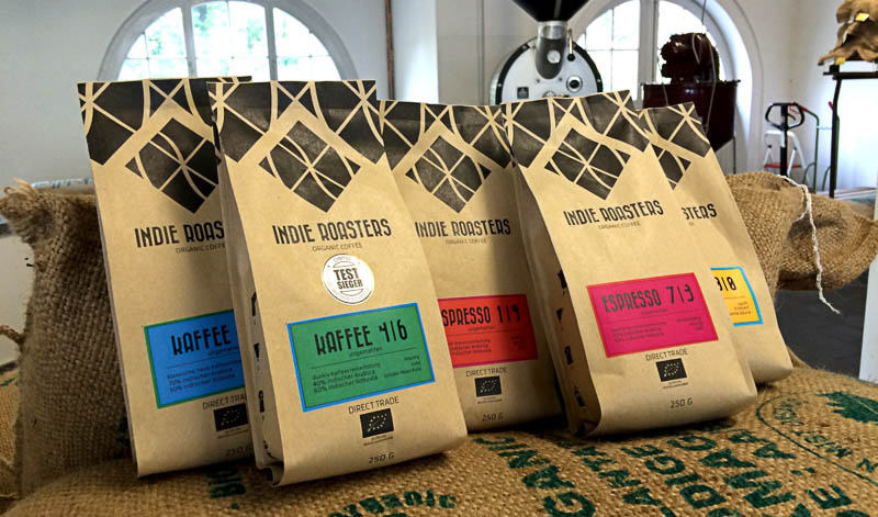 Die fertigen Kaffees von INDIE ROASTERS - vom vollendeten Inhalt abgesehen, kommen die Kaffeetüten ohne Aluminium, während die Labels alle in der Umweltdruckerei gedruckt werden