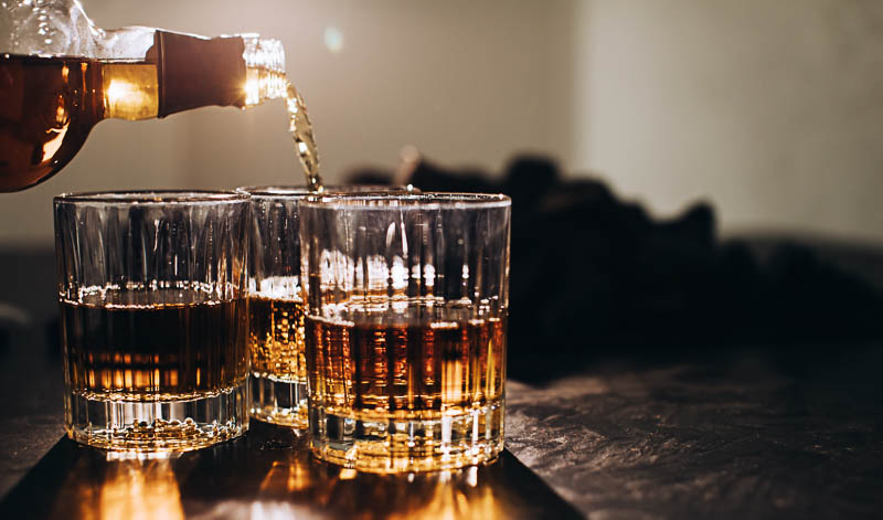 Am besten eignet sich für den Old Fashioned ein Bourbon oder Rye Whisky