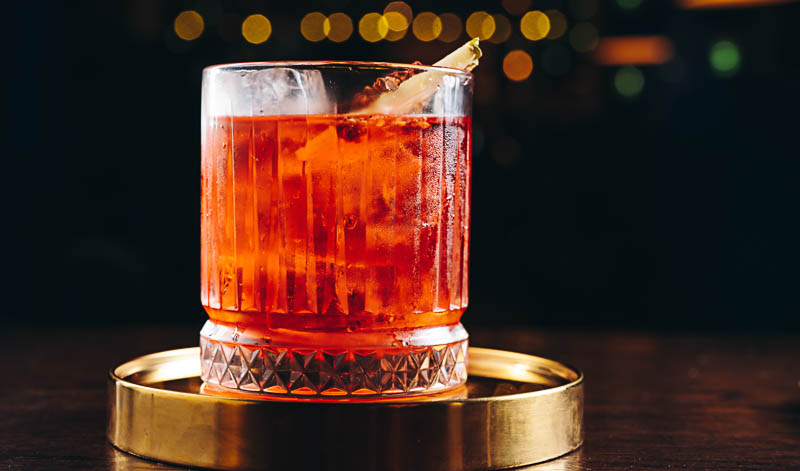Den Old Fashioned kann man nicht nur mit Whisky, sondern auch mit Rum zubereiten.