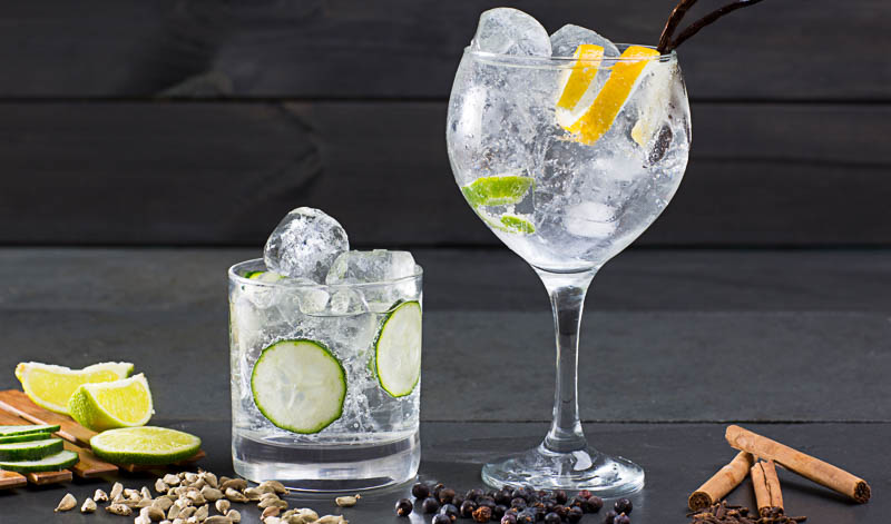 Der bekannteste Wacholderschnaps ist der Gin - am liebsten als Longdrink mit Tonic Water getrunken.