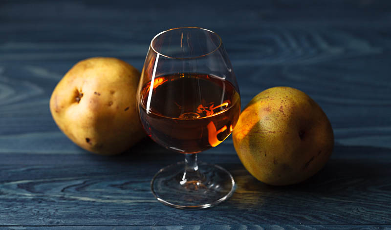 Wie Whisky und Rum können auch Obstbrände fassgelagert werden und eine bräunliche Färbung erhalten.