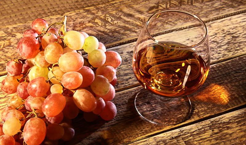 Branntwein und Weinbrand werden aus Wein hergestellt.