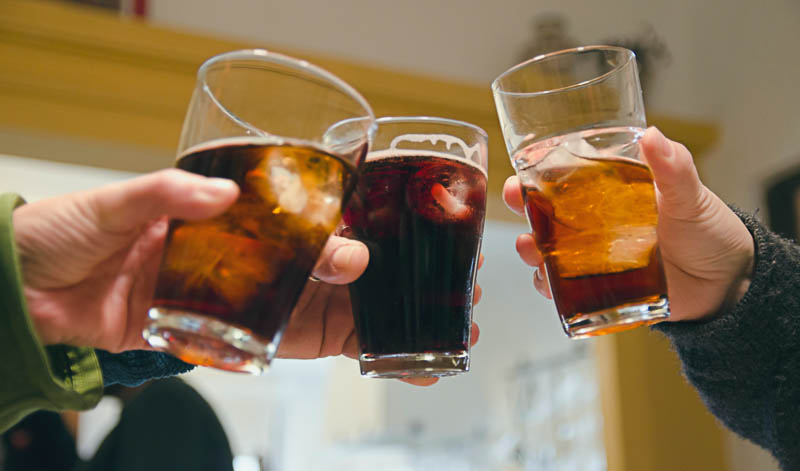 Cola schmeckt sowohl pur, als auch in Mixgetränken mit und ohne Alkohol