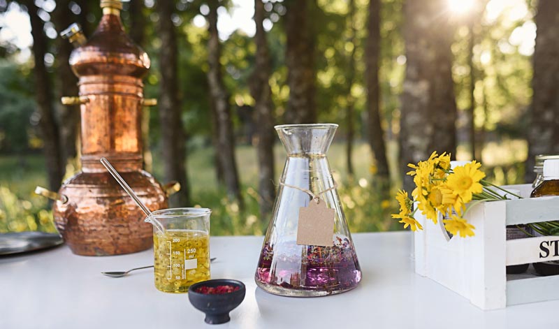 In der Regel werden die Zutaten für Liköre in Alkohol eingelegt (mazeriert), damit sie ihre Aromen an die Flüssigkeit abgeben.