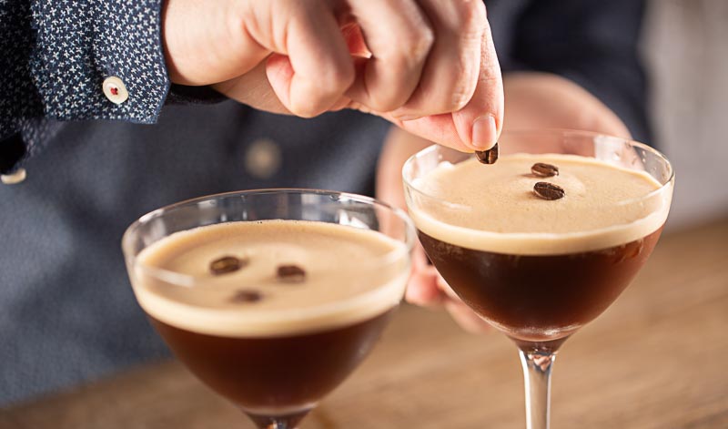 Kaffeeliköre werden oft in Cocktails, wie dem Espresso Martini, verwendet.