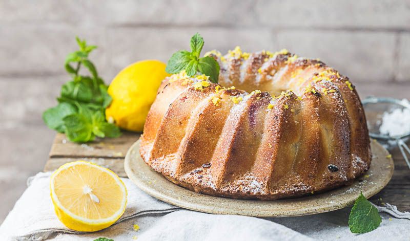 Wer Limoncello verbacken will, sollte sich unbedingt an einem Gugelhupf-Rezept mit dem Zitronenlikör versuchen