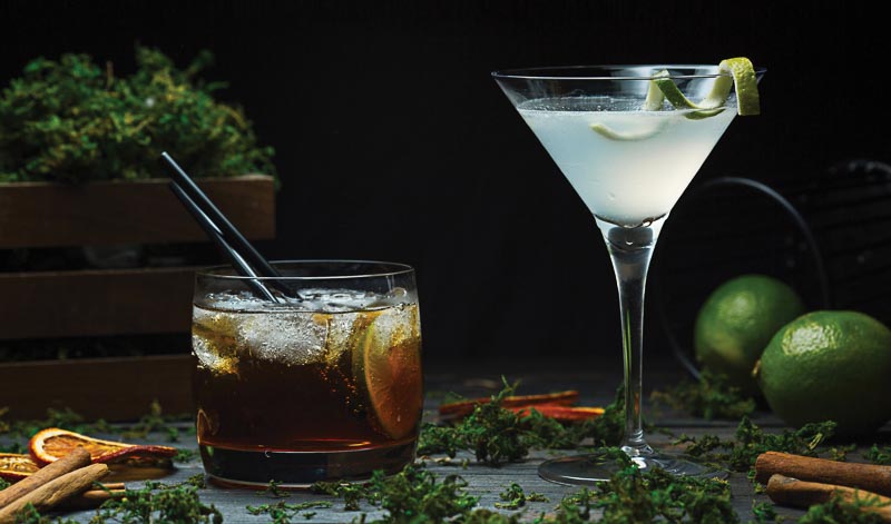 Der Dirty Martini Cocktail erhält seine Trübung durch die beigemischte Olivenlake