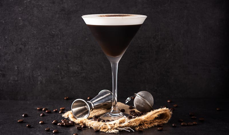 Mittlerweile gibt es Abwandlungen des klassischen Martini, die fast so berühmt sind wie der Kult-Cocktail selbst - so wie der Espresso Martini zum Beispiel.
