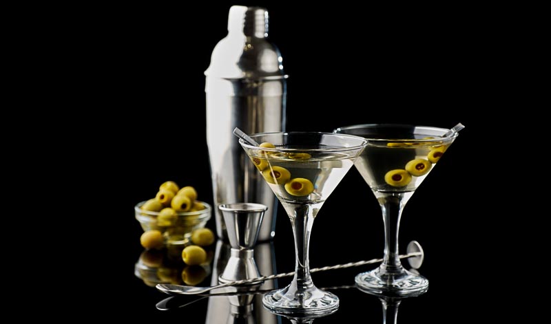 Klassischerweise wird ein Martini-Cocktail aus Gin, trockenem Vermouth und Olive zubereitet
