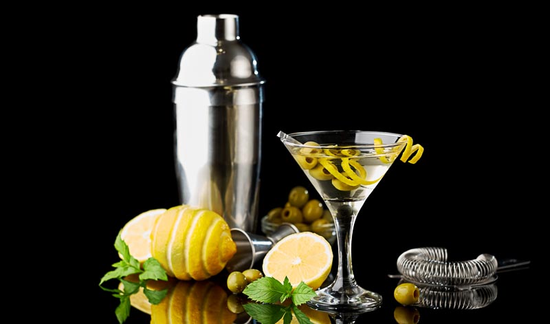 Ob du deinen Martini mit Zitrone oder Olive garnierst, hängt nur von deinem Geschmack ab