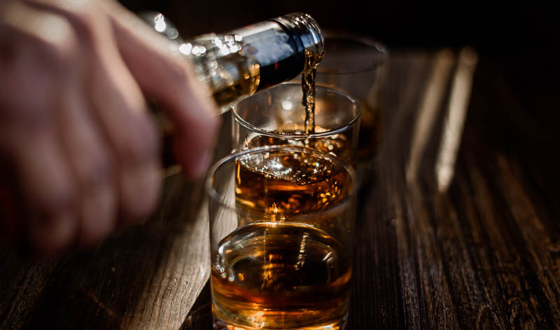 Den Whisky Sour bereitest du am besten mit Bourbon zu