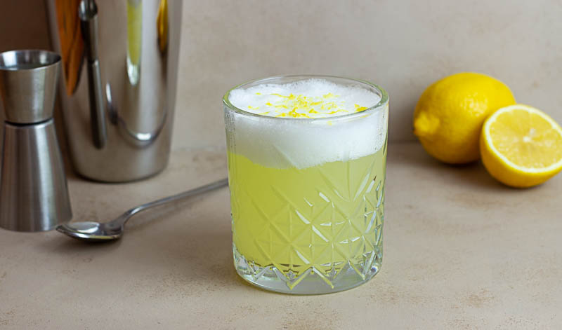 Whisky Sour ist ein Cocktail aus Whisky und Zitronensaft