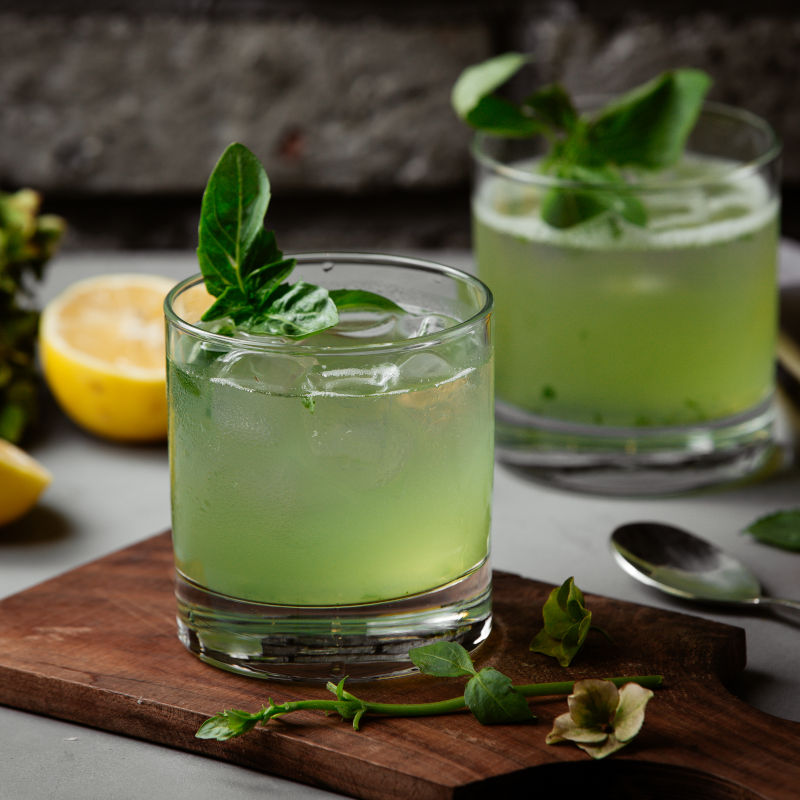 Um den Rhizom Gin von Abyme zu probieren, empfiehlt sich ein Gin Basil Smash