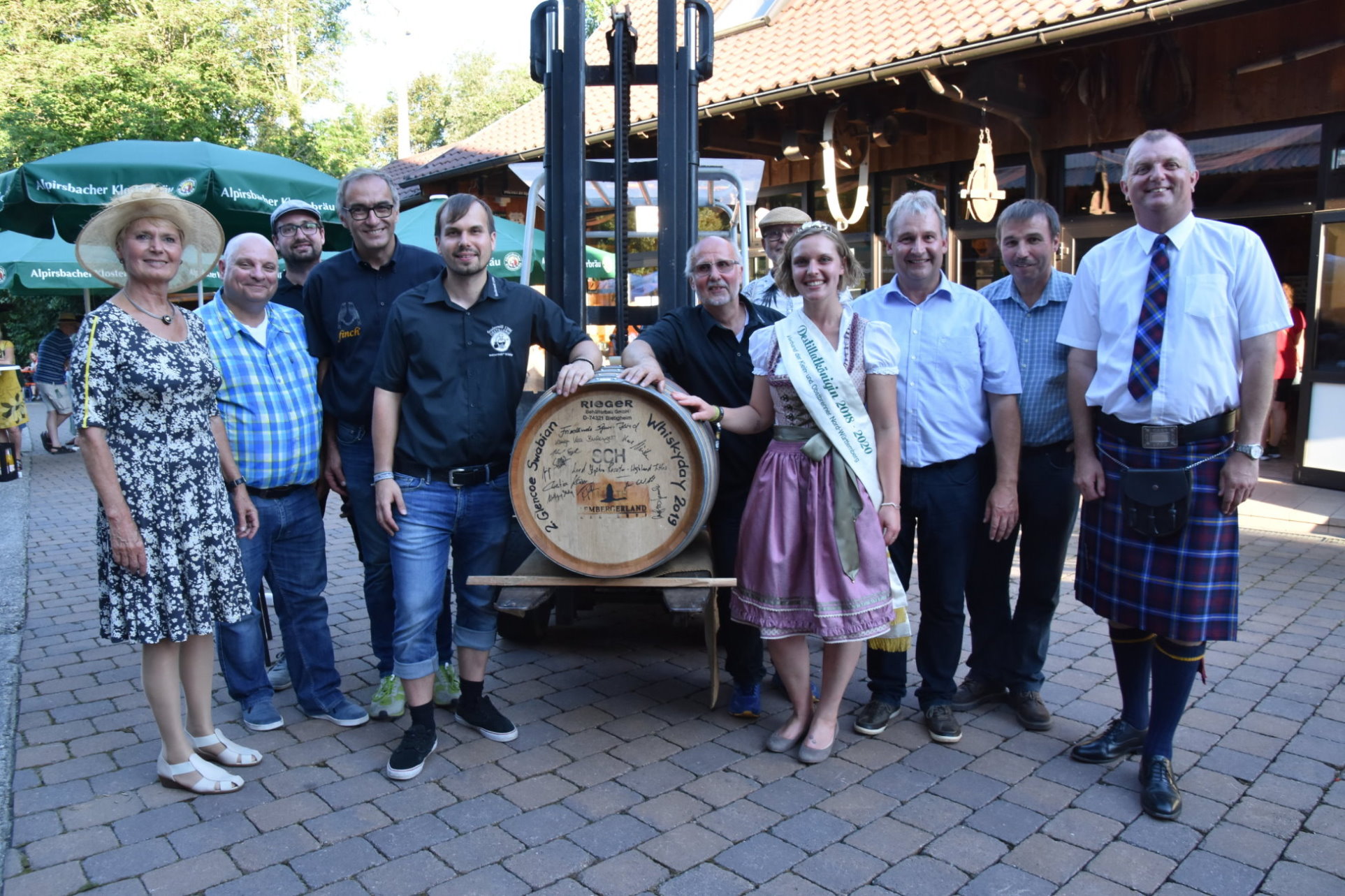 2. Glencoe-Swabian-Whiskyday: Ein regionales Fass wird von der anwesenden Prominenz gefüllt