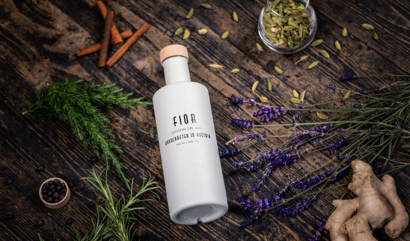 Im Gin FIOR landen Botanicals wie Zimt, Rosmarin, Lavendel und frischer Ingwer. Hinzu kommen Zitronengras, Kardamom, Orangen, Zitronen & Äpfel