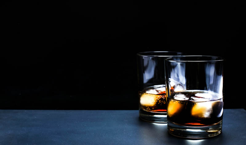 Black oder auch dunkler Rum bekommt seinen Namen durch seine Farbe. Die entsteht allerdings meistens durch Zusätze