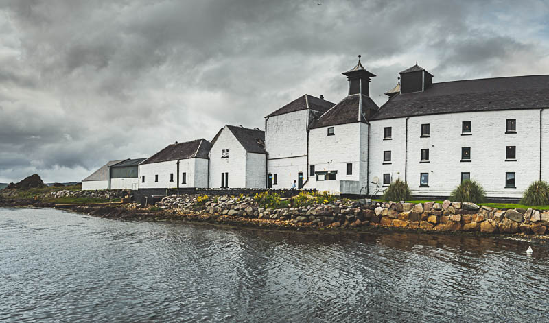 Die Laphroaig Destillerie in Schottland ist eine der bekanntesten Whisky Brennerein der Welt