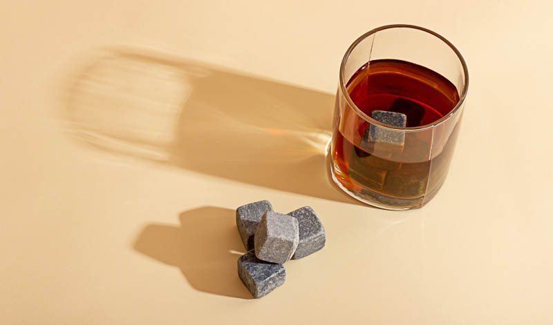 Verdünnen brauchst du deinen Whisky nicht. Zum kühlen solltest du daher besser auf Stein- oder Edelstahlwürfel zurückgreifen