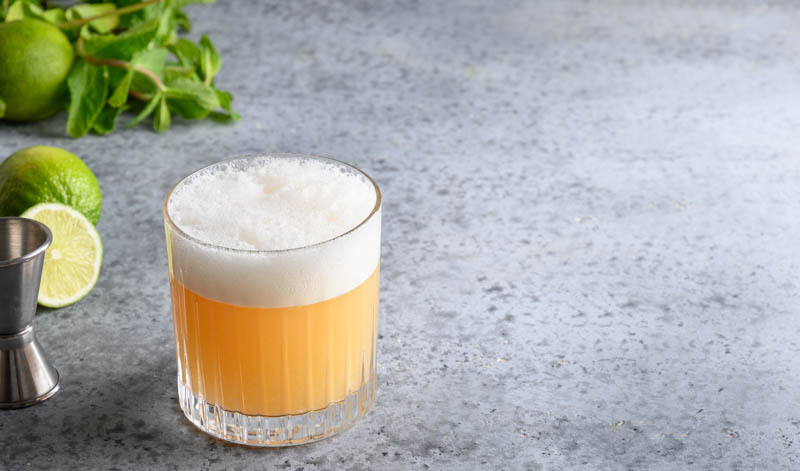 Whisky Sour ist ein beliebter süß-saurer Whisky-Cocktail