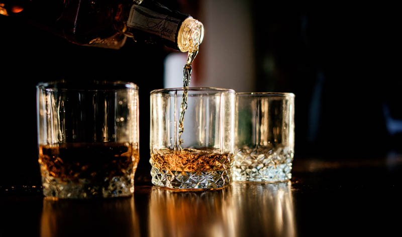 Der Unterschied zwischen Whiskey und Whisky erklärt sich durch ihre Herkunft und Herstellungsweisen