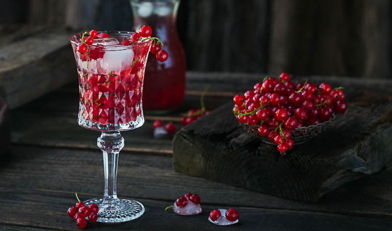 Ein Kir Royal wird auch Champagner und dem Johannisbeerlikör Crème de Cassis gemischt