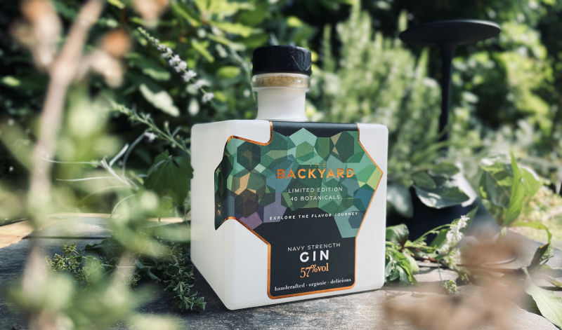 Der BACKYARD Gin wurde ausschließlich mit Kräutern und Gewürzen aus Waldemar Popps Garten destilliert