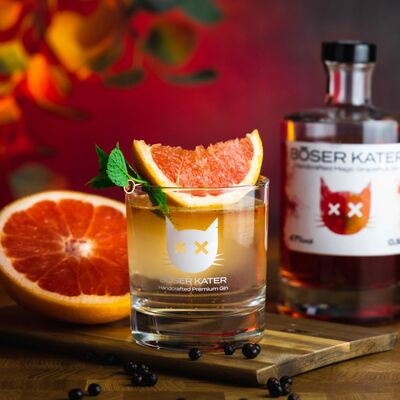 Magic grapefruit gin with color change