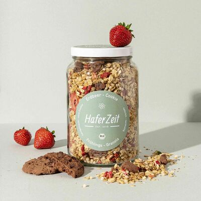 Organic Granola Strawberry Cookie in a Jar - Muesli Blend